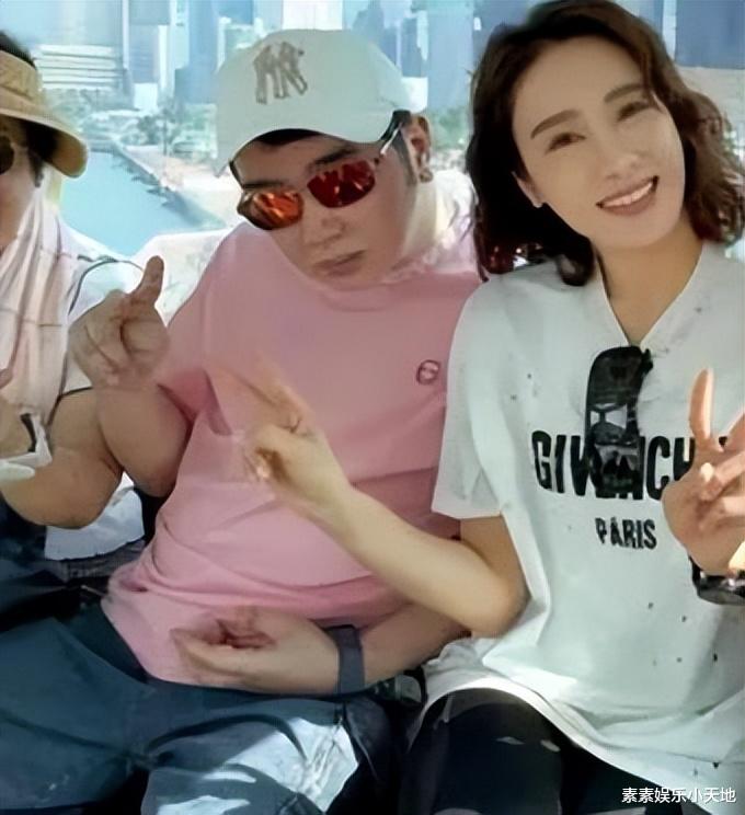 黎姿和49岁残疾弟弟露面:瘫痪17年花费数千万,穿粉色衣服状态好