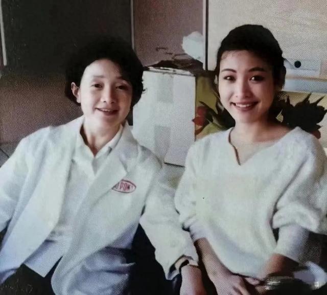 陈冲晒母亲合影，妈妈短发自信有书卷气，她笑容纯真如今面相凶狠
