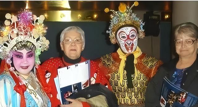 吃里爬外，赴美不归？她带领30名演员选择留美，如今老了回来了