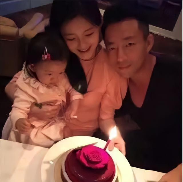 张兰自曝又要当奶奶了,让汪小菲主动上交工资,儿媳家庭地位飙升