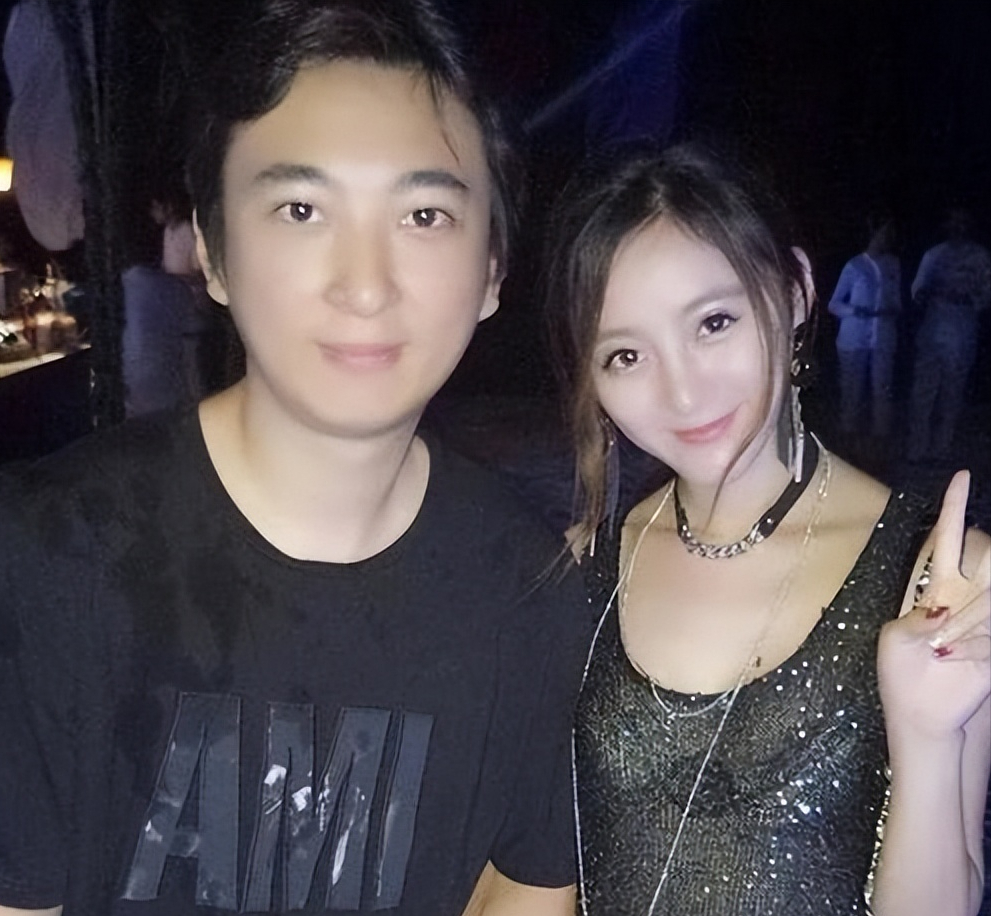 王思聪与21岁女友：跨越年龄的爱情，高调秀恩爱的瞬间