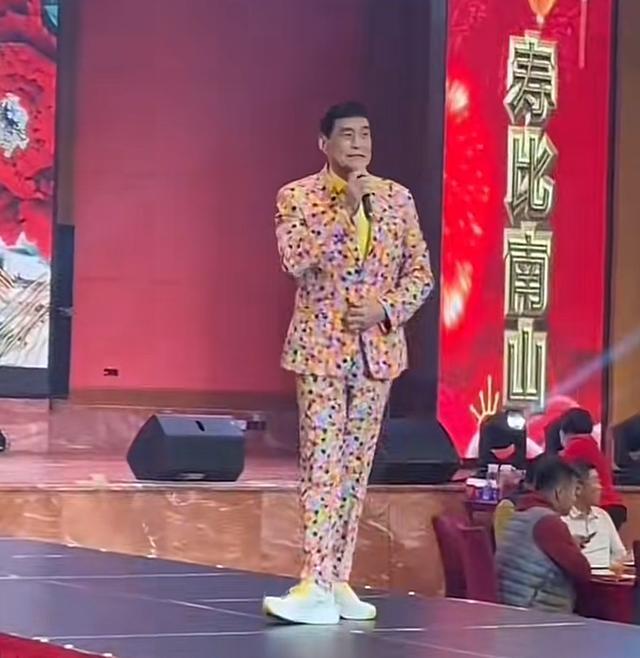 太豪横!佛山欧府办寿宴,现场邀约7位知名港星,又唱又跳显落魄