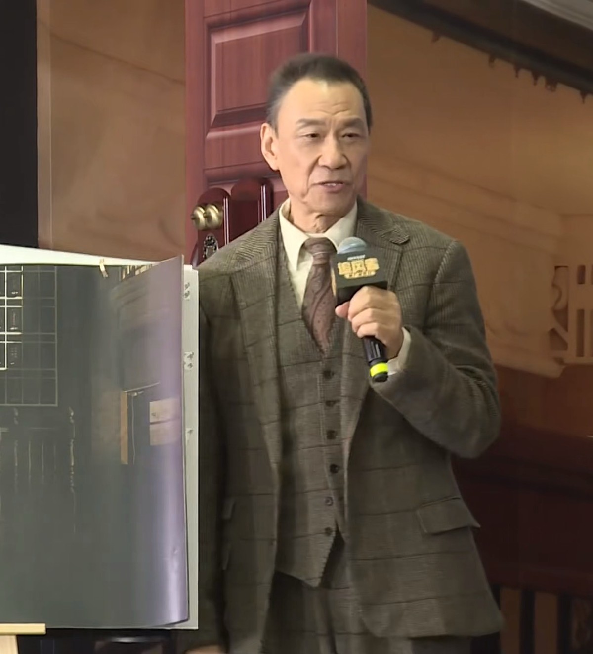 《追风者》见面会：王一博不戴帽子了，王阳变嫩了，李沁的腿杀疯了