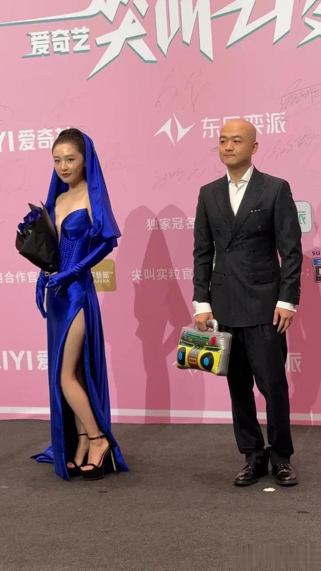 32岁吴倩亮相尖叫之夜，身穿深V高开叉蓝裙自信张扬， 笑容好治愈