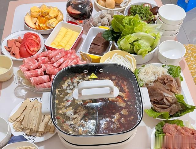 江苏女子和老公冷战，各做各的饭菜分开吃，网友笑了：真实又搞笑