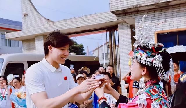 覃海洋出轨牵连父母！女方曝覃妈对儿占有欲强，流产覃爸骂两小时