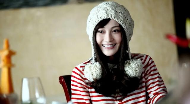 42岁姚笛现身！和大佬同框，性感皮裙大波浪，要放大招了？