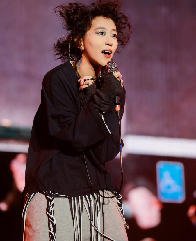 同样都是王菲的女儿，窦靖童和李嫣，她们的人生有何不同？