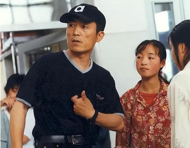 从农村喂猪女,到被张艺谋劝退的“最丑谋女郎”,22年后她咋样了