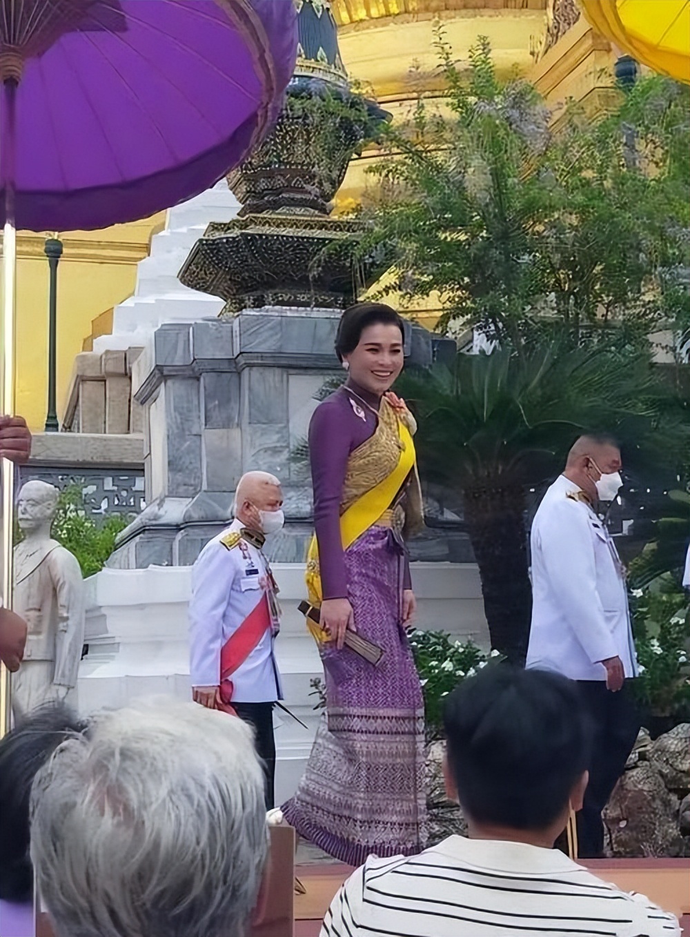 苏提达王后 46 岁庆生:紫色泰装尽显端庄贵气,国王陪护彰显深情
