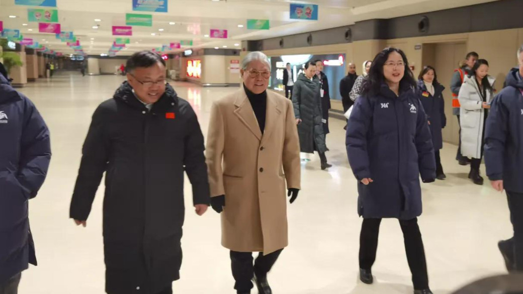 郭晶晶公公现身哈尔滨！穿咖色风衣彰显精英范儿，霍启刚夫妇也在