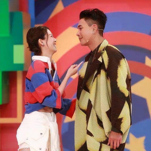 蔡思贝行为引争议,被指无边界感,与男星互动亲密惹众议