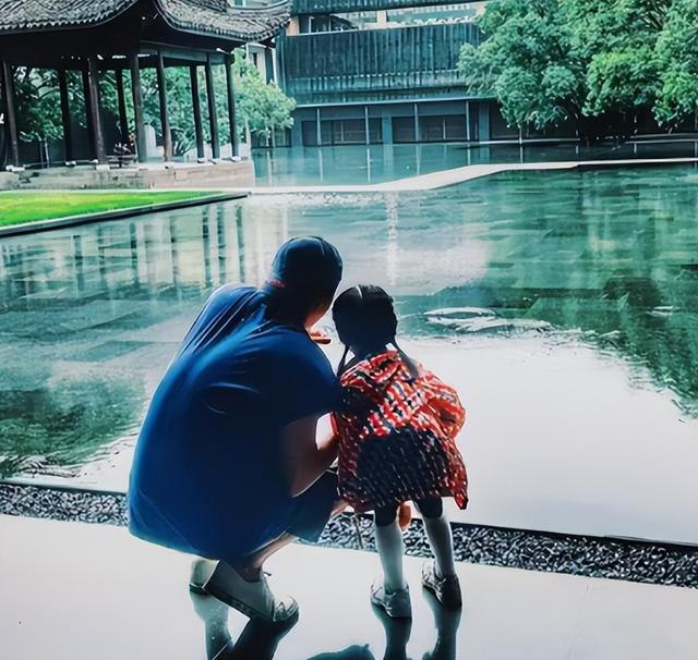 高斯晒女儿游西塘,王阳火速认领摄影师,女儿眼睛又大又亮美爆了