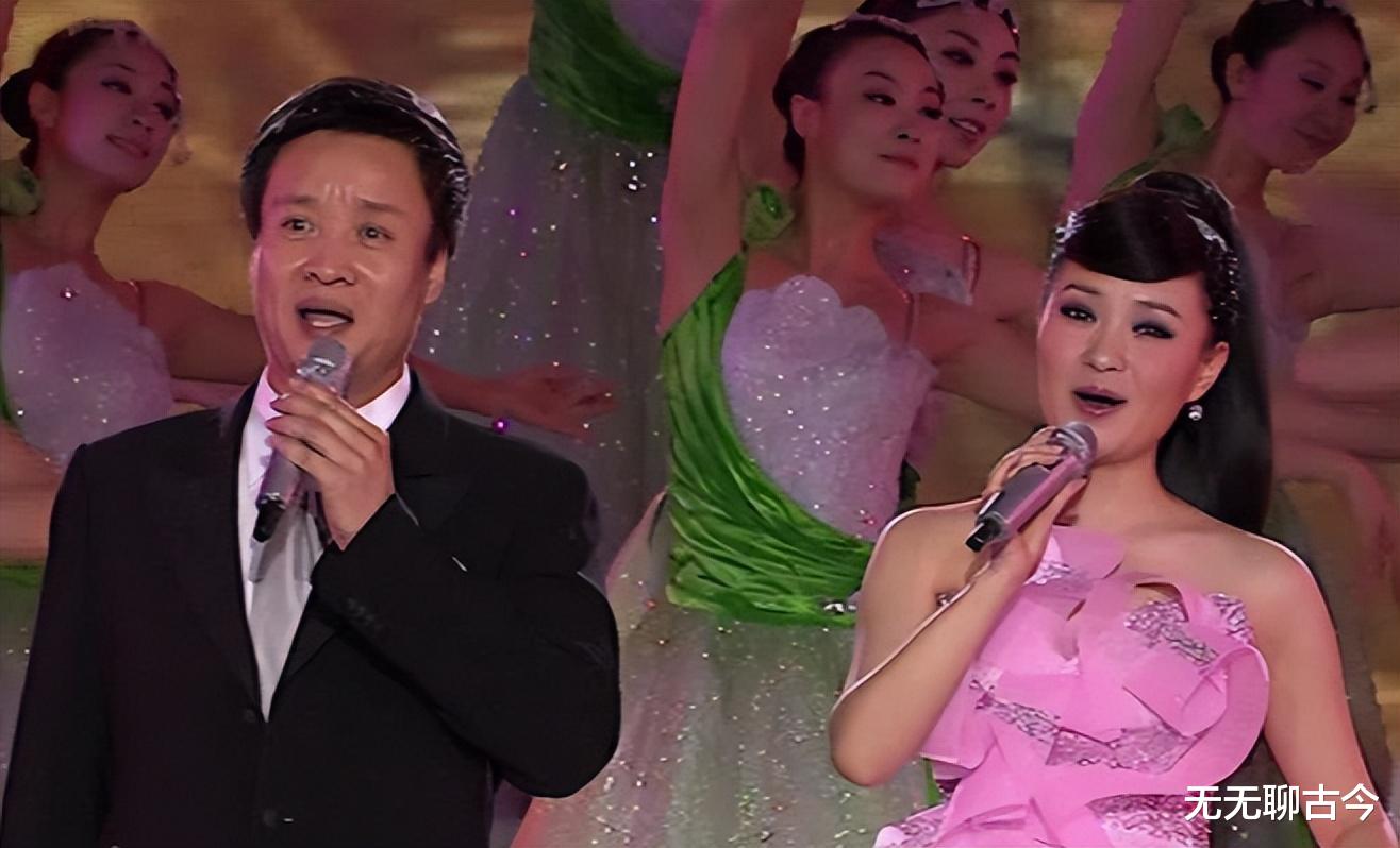 她是首位博士级歌唱家,12次荣登春晚,丈夫的身份更是深藏不露