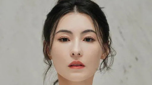 张柏芝被气到住院？大儿子被曝与46岁女教练同居，本人4月未露面