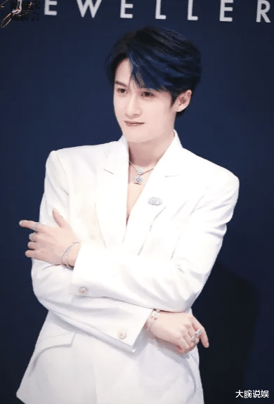 人红的底气！檀健次带价值一亿戒指，出席活动帅翻全场