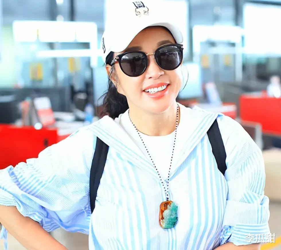 74岁老戏骨刘晓庆坦言:以为我没孩子没老公就可怜?我过得很滋润