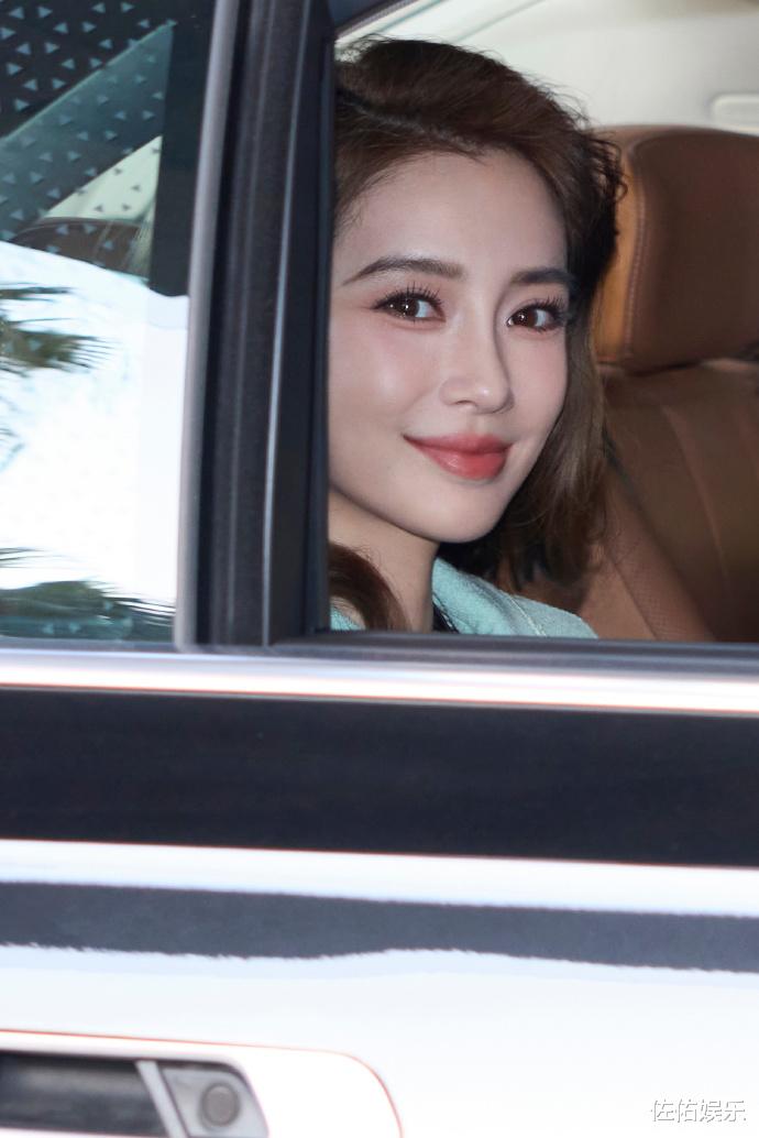 黄晓明叶珂被曝已分手,baby晒照清纯甜美,笑容灿烂难掩好心情