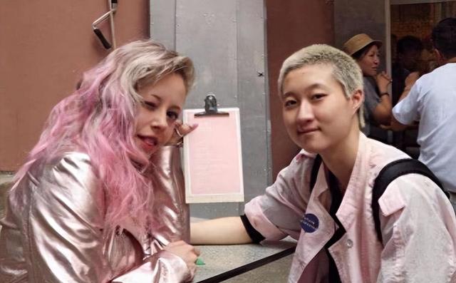 成龙私生女一生被嫌弃,如今摆脱同性婚姻束缚,放下一切重拾自我