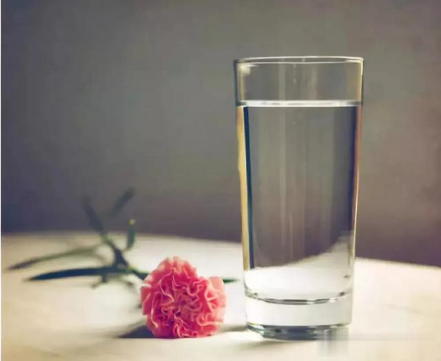 伏天起床后，第一件事不是排便，也不是喝水，早知道早受益！