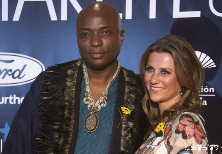 52岁挪威大公主下嫁美国黑人,两个人在婚礼上热情拥吻,真的甜蜜