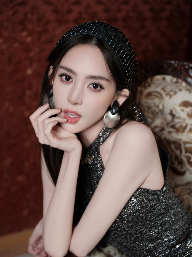 当古力娜扎穿上开衩旗袍后,才知道什么叫东方美人!