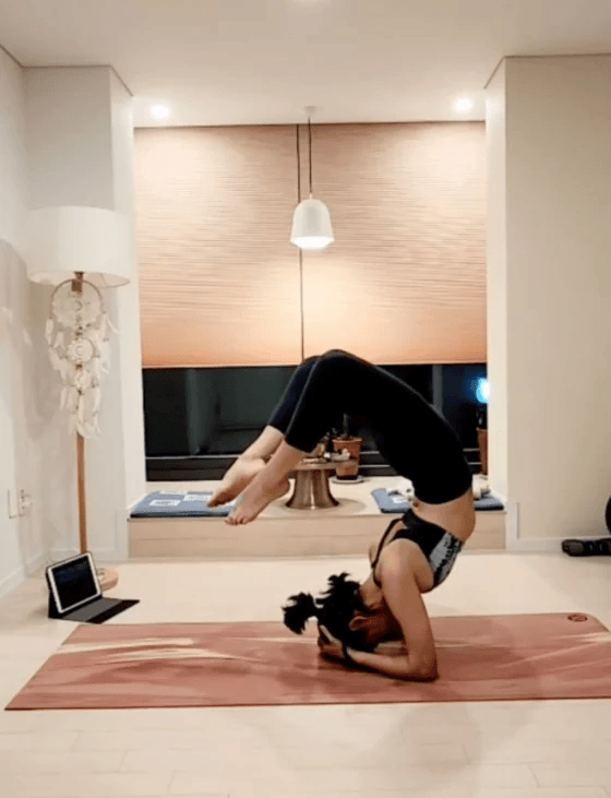 50岁韩国女演员公开脸上打针副作用，下巴肿胀，嘴巴僵硬，靠瑜伽找回自信