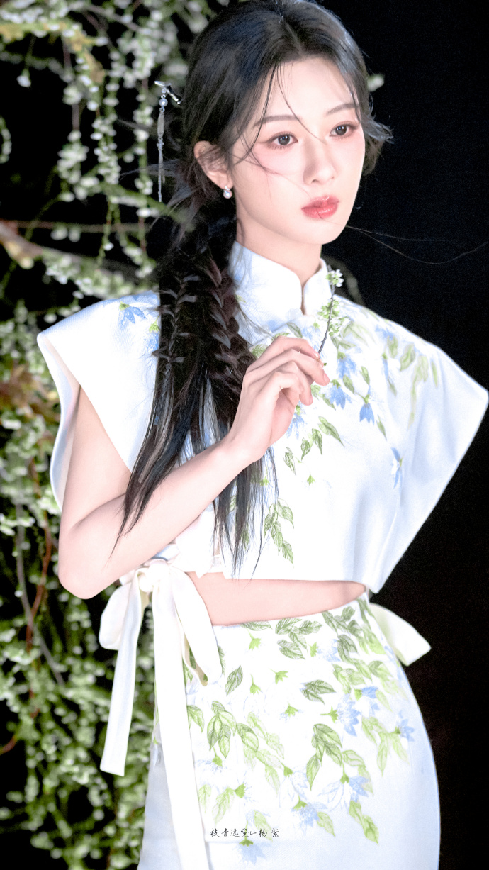 杨紫真瘦了?胸都快瘦没了,镂空造型直接变空杯,衣服都挂不住了