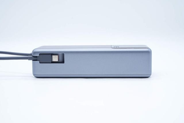 支持65W PD快充和120W小米快充，小米165W自帶線充電寶拆解