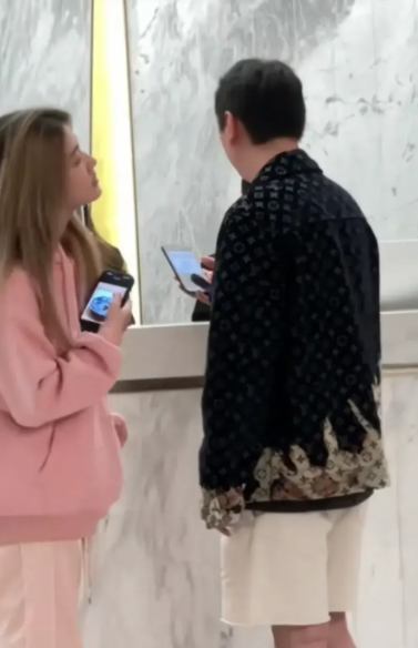 王思聪带新女友理发,花2万块做发型,前台美女看校长眼神“拉丝”