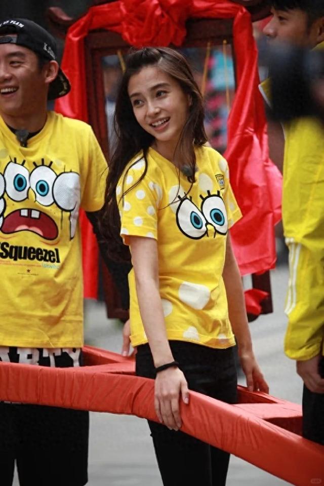 杨颖淡妆素雅的时候，惊为天人！扎个马尾搭普通T恤都能迷死人