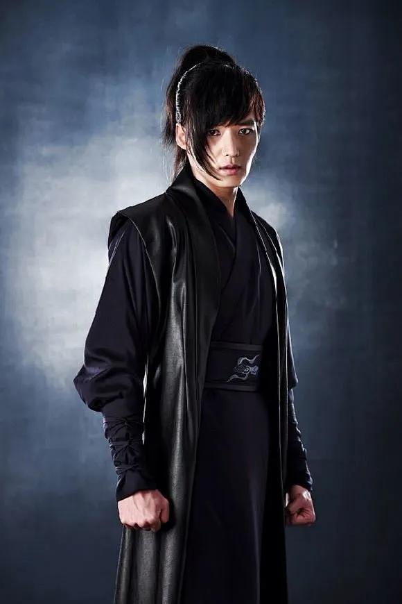 他是韩剧著名男神,曾遇两次爱情背叛,如今38岁还未走出情伤。