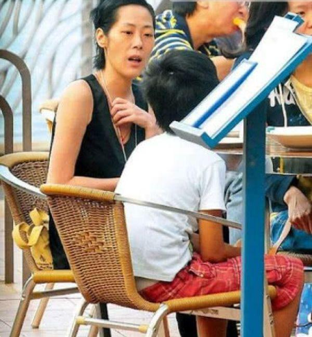 曾是“歌坛天后”,跟“活佛”生下孩子,现今露宿街头没钱住酒店