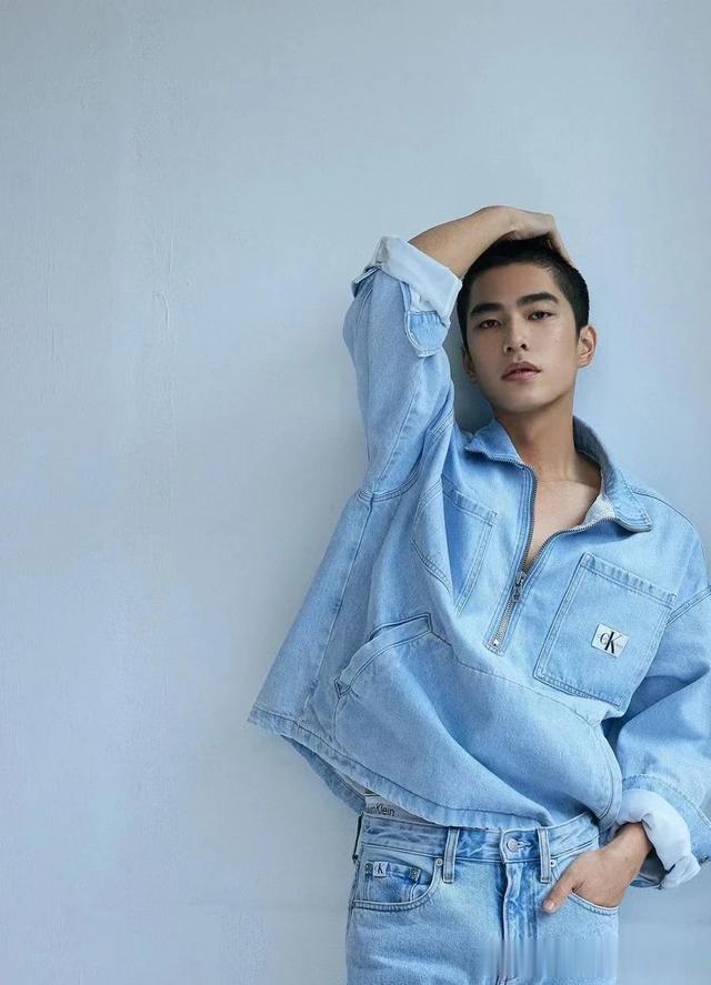 曾敬骅来自中国台湾的青年男演员，长相帅气迷人，演技精湛。