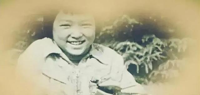 董卿早年旧照,圆脸加大龅牙尖嘴猴腮,反而是老了更漂亮!