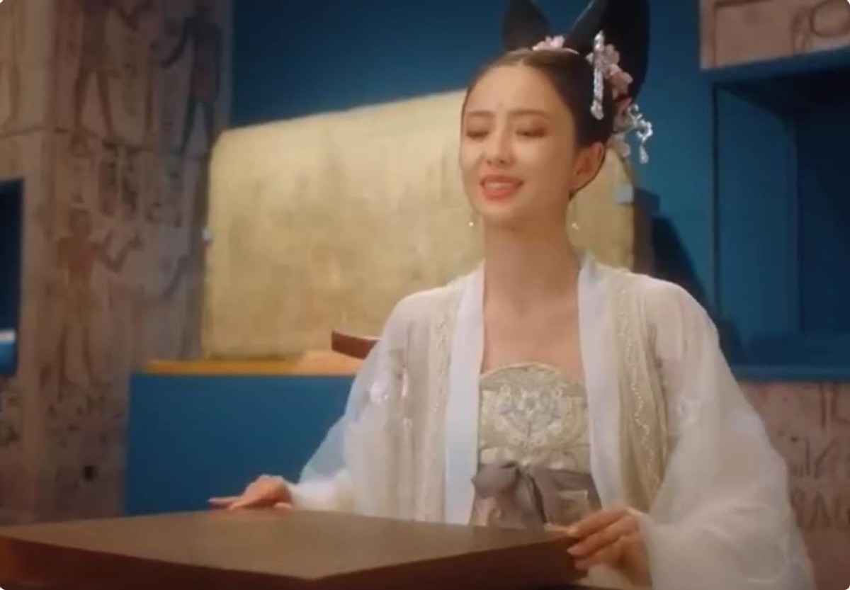 中秋晚会:唐嫣又嫩了,刘涛变美了,但我却被佟丽娅惊艳了