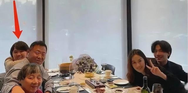 陈坤的儿子已成年,容貌开始显现母亲的基因,像谁可以认出来吗?