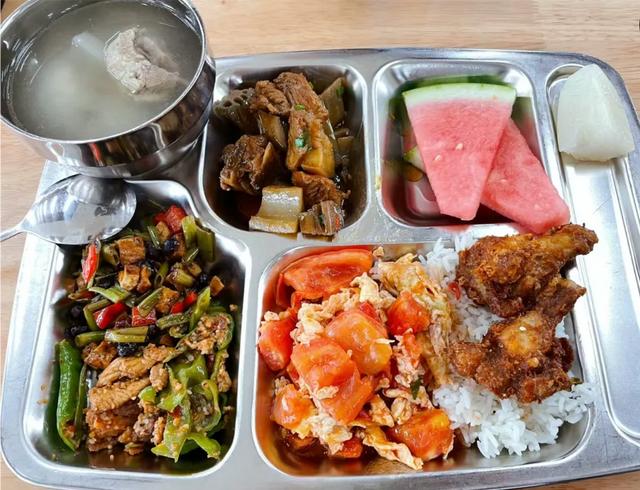 公务员晒一周的伙食，网友们羡慕不已，网友：挤破头都要当公务员