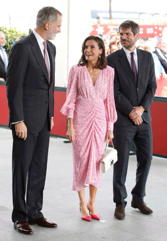 52岁莱蒂齐亚四月首现身！穿粉裙梳着齐肩发型嫩翻，国王领带抢镜