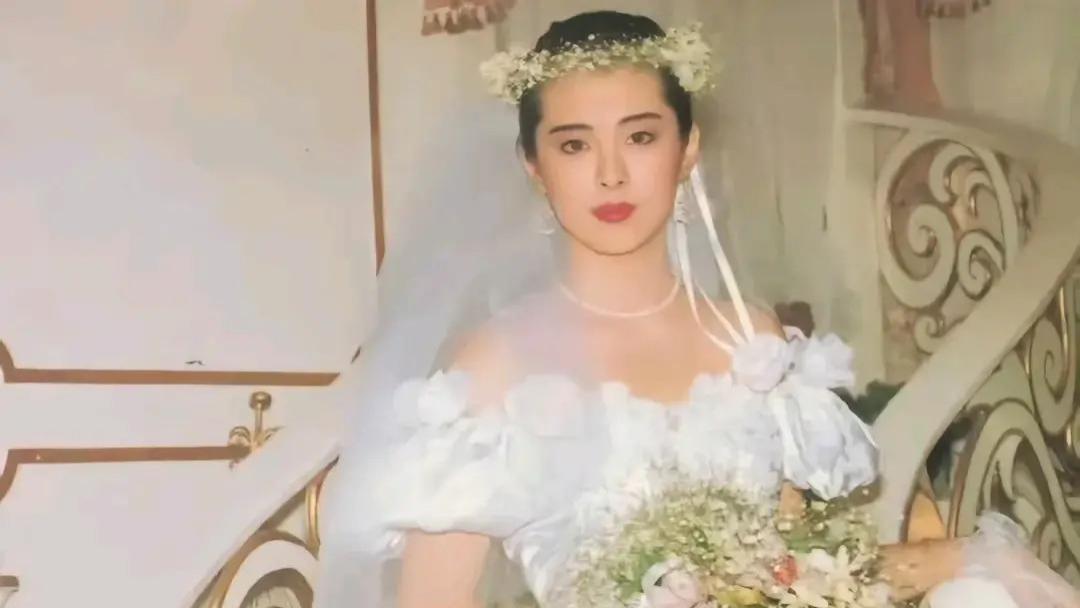 看到章小蕙1988年的婚纱照，明白钟镇涛当年为啥一见钟情，太美了