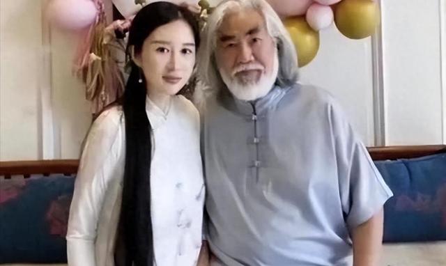 57岁女演员包养20岁小鲜肉,公开秀恩爱,以妈咪儿子互称！