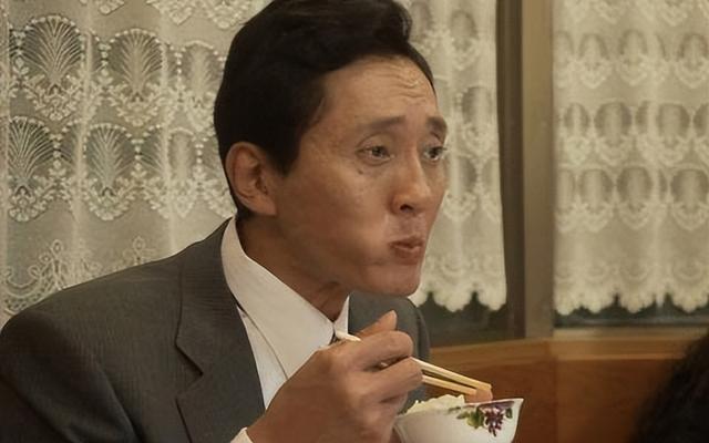 美知乎:为啥中国人吃饭端着碗?韩网友:文明国家吃饭把碗放桌上