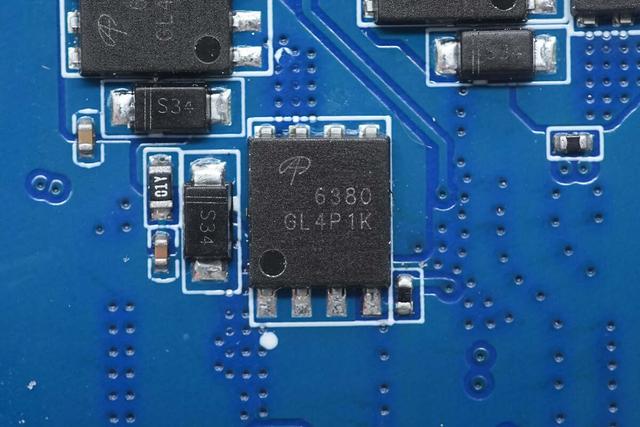 支持65W PD快充和120W小米快充，小米165W自帶線充電寶拆解