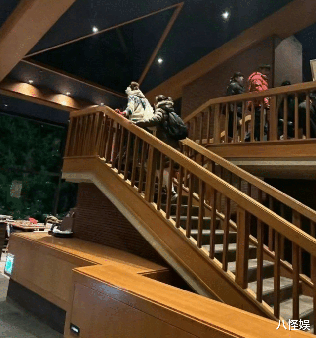 林志玲带娃太温柔,取餐都要抱着儿子,素面朝天还驼背仍乐此不疲