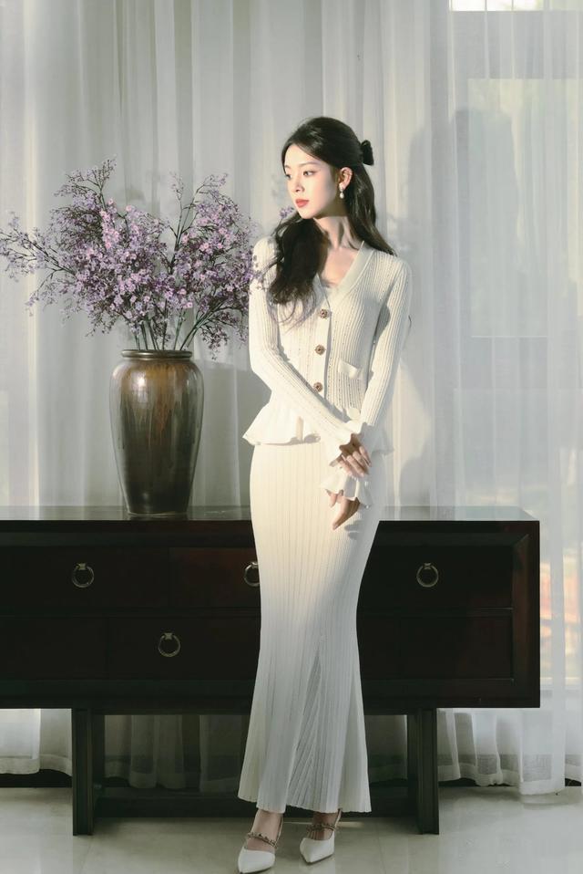 陈瑶，娱乐圈的清纯小白花。