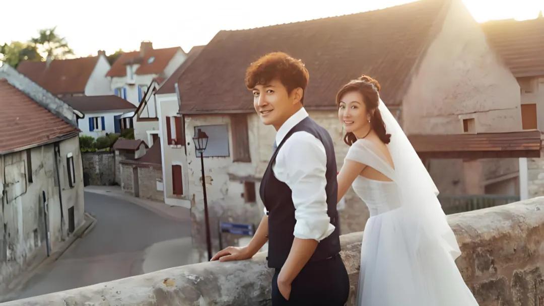 王阳3岁女儿走秀首秀，满头卷发似洋娃娃，网友：比你老爸走的好