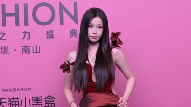 深圳这一夜，刘诗诗的天鹅颈，虞书欣的臀，却输给了刘亦菲的盘发和气场