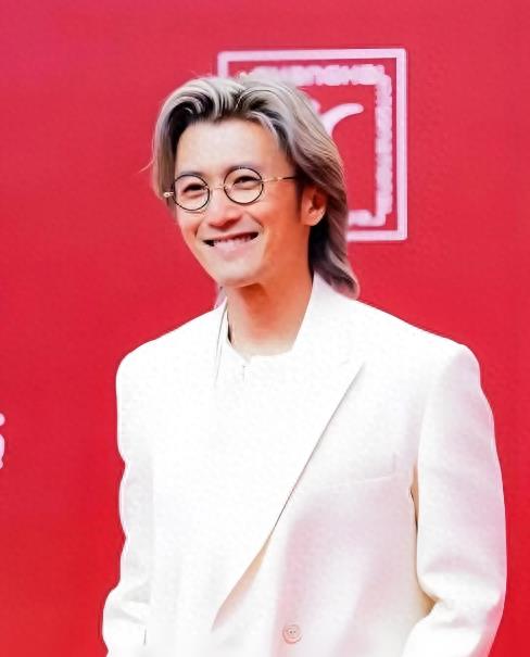 44岁谢霆锋近照满头白发 比55岁王菲更显沧桑 网友:越老越有魅力