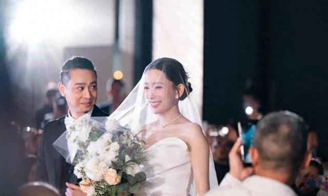 TVB女星文凯玲浪漫大婚，16只龙凤鈪配金猪珍珠极奢华，筵开23席