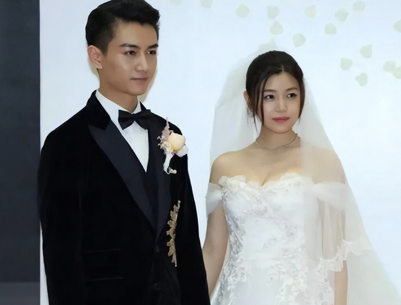 陈妍希带娃现身机场！穿白色套装似丧服，7岁儿子五官似妈超精致